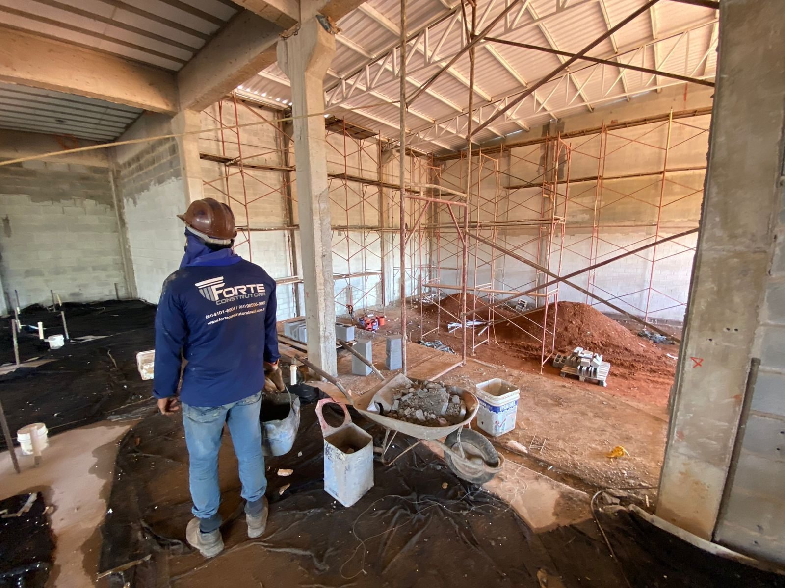 Equipe da Forte Construtora em obra